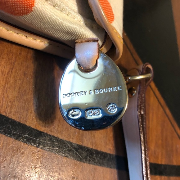 Cute Dooney and Bourke Wristlet NWOT - Picture 6 of 9